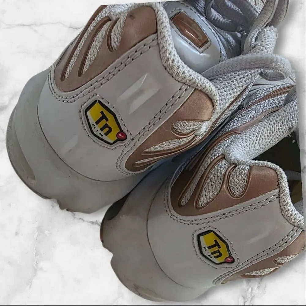 Nike Air Max Plus Pure Platinum/Metallic Gold Running Shoes Size 4Y